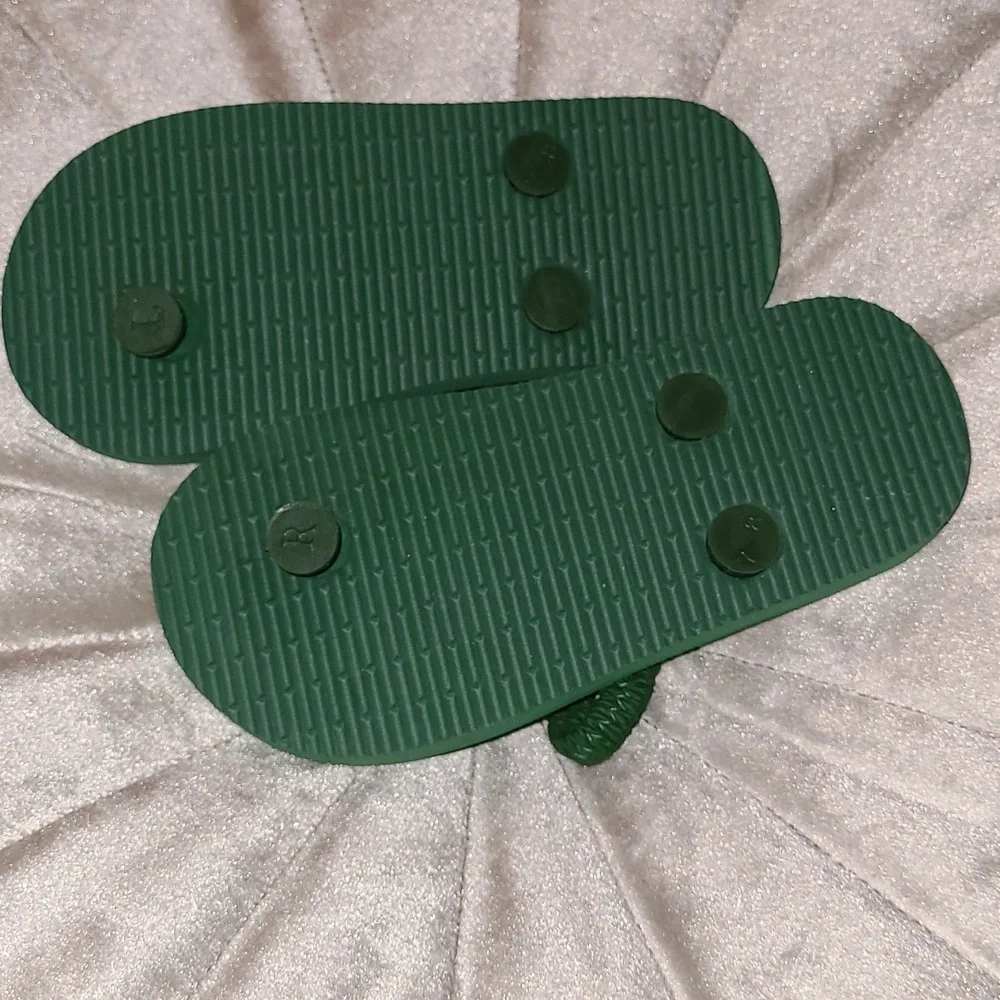 New with tags! Cat & Jack Boys Medium green alligator summer sandal flip flops